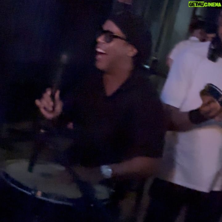 Erick Jordan - 5.7K Likes - Você sabe que o rolê foi bom quando você termina a noite tocando com o 🧙♂️🫶🏾
Que honra @ronaldinho muito obrigado pelo carinho! 🙏🏾
#erickjordan #pagode #samba #ronaldinho