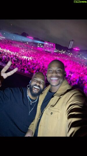 Erick Jordan Instagram - HOJE é o dia do meu Tiozinho…. 4.2 @dann_music .. 
PARABÉNS MANIN 🎉🤩🥳🎂
Que Deus Abençoe você sempre ..
 São só 10 Anos de Amizade rs … 
De muita Irmandade e Verdade 👊🏾
São tantos momentos 
Sem dúvidas …Uma das melhores pessoas que já conheci , um coração imenso , quem te conhece sabe o quanto vc é Incrível ..
Confesso que esta sendo difícil , me acostumar a subir no palco, sem você é estranho… São tantos Anos né ? Queria estar aí pra te dar um Abraço … Mas Jaja  a gente tá Junto ! Quer dizer … Tamo Junto Pra Sempre ! Jaja a gente se vê 🫶🏾Aproveite seu Dia… Desejo TUDO de Melhor na sua Vida … Te Amo Irmão ❤️🥹 #Tiozinho 👴🏾 Jor’Dann 👶🏽 🥂🍻