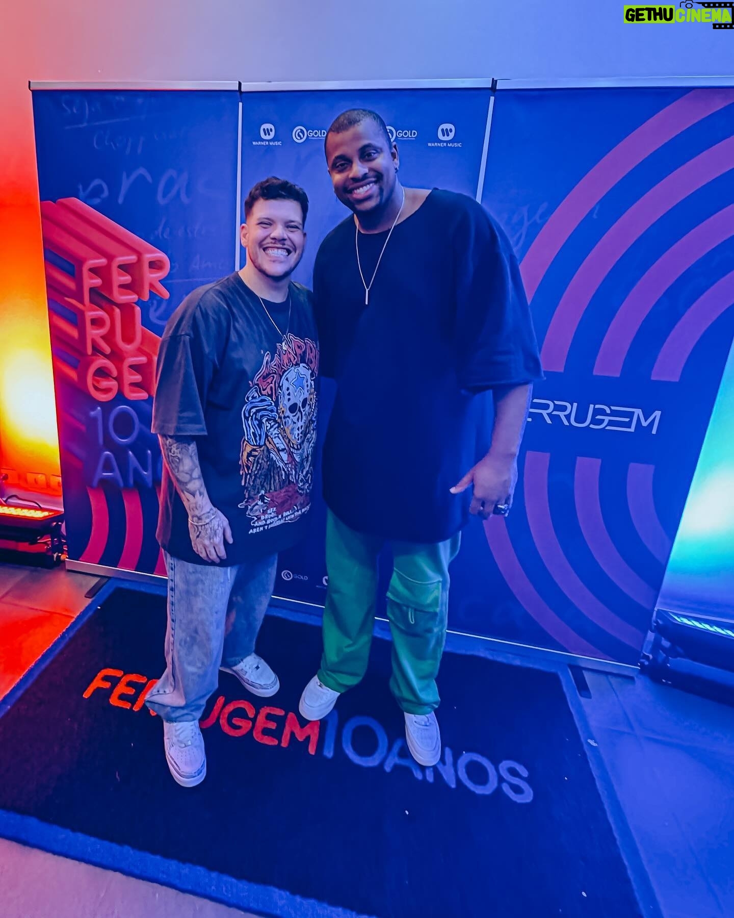Erick Jordan - 1.6K Likes - Ontem foi dia de prestigiar @ferrugem na gravação do seu audiovisual em comemoração aos 10 anos de carreira, que momento incrível, parabéns irmão, estava tudo lindo! Que venham muitos outros anos de sucesso! 🙏🏾♥️ #F10
#ErickJordan #pagode #samba #reels #status