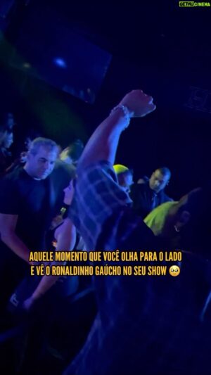 Erick Jordan Instagram - Que momento! 🥹 #tbt com o bruxo que assistiu e participou do meu show, dia eternizado na memória! 🫶🏾
@santocupidosp 
#erickjordan #pagode #samba #ronaldinho #bruxo #futebol