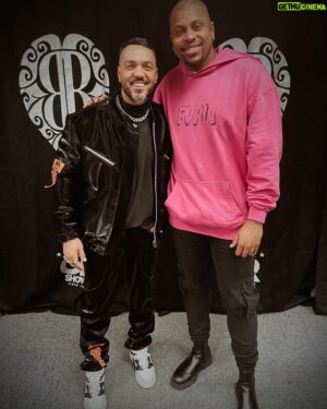 Erick Jordan Instagram - Que Momento !! 

Ontem tive a honra de voltar ao palco do @terrasp_ … Foi um Show incrível , Ja vivi momentos inesquecíveis nesse palco … ontem Dividimos o palco com a Voz mais bonita do Brasil @belo ❤️Bom te ver e Obrigado pelo papo que tivemos ! Sou seu fã ! 
Obrigado a Todos Amigos que foram ontem e Todos que ficaram até o Fim e curtiram nosso show !! Vamo que vamo !!! Jaja tem mais #OlhaoTrem