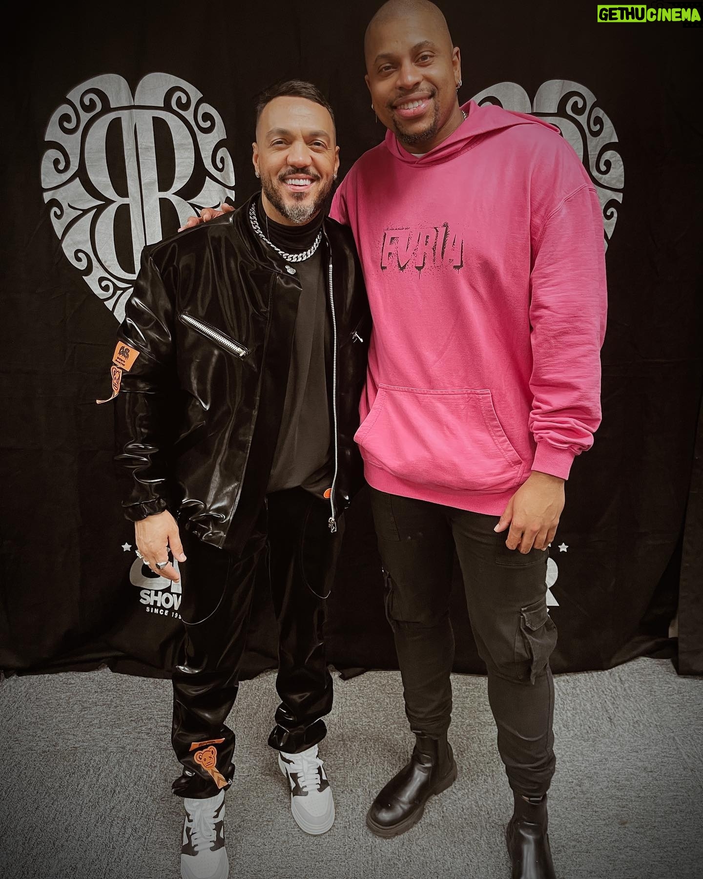 Erick Jordan - 4K Likes - Que Momento !!
Ontem tive a honra de voltar ao palco do @terrasp_ … Foi um Show incrível , Ja vivi momentos inesquecíveis nesse palco … ontem Dividimos o palco com a Voz mais bonita do Brasil @belo ❤️Bom te ver e Obrigado pelo papo que tivemos ! Sou seu fã !
Obrigado a Todos Amigos que foram ontem e Todos que ficaram até o Fim e curtiram nosso show !! Vamo que vamo !!! Jaja tem mais #OlhaoTrem