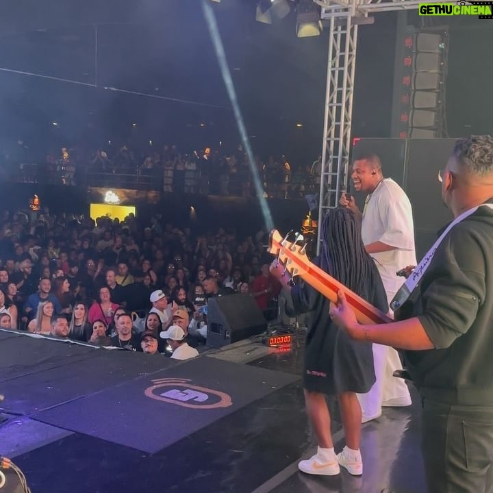 Erick Jordan - 6.2K Likes - Sobre ontem …
Valeu @goodshowoficial …
Ontem teve Show nesse lugar incrível .. Junto com um dos meus maiores Ídolos na Música @pericles
Obrigado por todo respeito e carinho comigo e com a minha Familiaaaa … Tamo Juntooooo❤️👊🏾
Que Dia 🥹Que Momento !!! Quem me conhece sabe que foi um dia muito especial pra mim ✨🙏🏾👀🚂