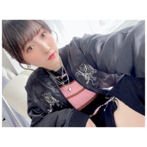 Erii Yamazaki Instagram - ㅤㅤㅤㅤㅤㅤㅤㅤㅤㅤㅤㅤㅤㅤㅤㅤㅤㅤㅤㅤㅤㅤㅤㅤㅤㅤㅤㅤㅤㅤㅤㅤㅤㅤㅤㅤㅤㅤㅤㅤㅤㅤㅤㅤㅤㅤㅤㅤㅤㅤㅤㅤ
スカジャン🐉

龍モチーフの髪型と
ばちばちごつごつシルバーアクセサリーが新鮮！

おしゃれにしていただいてウキウキでした🥁

撮影中カッコつけに耐えられなくなって、

不意のすしざんまい。

#辰年
#スカジャン
#グッズ撮影
#オフショット
#まだエリ
#山崎エリイ
#Erii