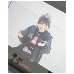 Erii Yamazaki Instagram - ㅤㅤㅤㅤㅤㅤㅤㅤㅤㅤㅤㅤㅤㅤㅤㅤㅤㅤㅤㅤㅤㅤㅤㅤㅤㅤㅤㅤㅤㅤㅤㅤㅤㅤㅤㅤㅤㅤㅤㅤㅤㅤㅤㅤㅤㅤㅤㅤㅤㅤㅤㅤ
スカジャン🐉

龍モチーフの髪型と
ばちばちごつごつシルバーアクセサリーが新鮮！

おしゃれにしていただいてウキウキでした🥁

撮影中カッコつけに耐えられなくなって、

不意のすしざんまい。

#辰年
#スカジャン
#グッズ撮影
#オフショット
#まだエリ
#山崎エリイ
#Erii