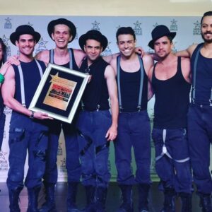 Erik Díaz Instagram - Hoy @lanaranjateatro recibió el reconocimiento de Luminaria en Galerías de las Estrellas!! Ahora vamos corriendo al teatro!!! Ahorita nos vemos!!!!