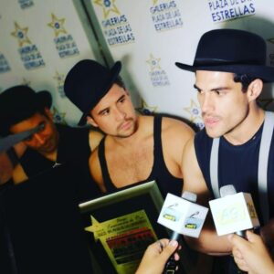 Erik Díaz Instagram - Hoy @lanaranjateatro recibió el reconocimiento de Luminaria en Galerías de las Estrellas!! Ahora vamos corriendo al teatro!!! Ahorita nos vemos!!!!