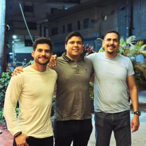 Erik Díaz Instagram - ¡Que bello eres Mazatlán!⚓

•Jugando y haciendo amigos en la playa, saludos al buen Reydavid (fotaza de @primusjaime)

•Se logró subir al faro
•La vista es impresionante 
•Centro de Maza
•La ciudad llena de vida 
•Cena y reencuentro con los primos @josemigueldiazl
@guillermodiaz640 
•Atardecer en el malecón 

¡Gracias primo @guillermodiaz640 por recibirnos y abrinos las puertas de tu hogar!