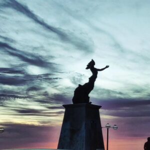 Erik Díaz Instagram - ¡Que bello eres Mazatlán!⚓

•Jugando y haciendo amigos en la playa, saludos al buen Reydavid (fotaza de @primusjaime)

•Se logró subir al faro
•La vista es impresionante 
•Centro de Maza
•La ciudad llena de vida 
•Cena y reencuentro con los primos @josemigueldiazl
@guillermodiaz640 
•Atardecer en el malecón 

¡Gracias primo @guillermodiaz640 por recibirnos y abrinos las puertas de tu hogar!