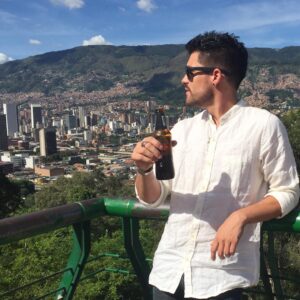 Erik Díaz Instagram - Alivianado.
#clubcolombia #cerveza #travel #pueblitopaisa #sunny #relajado #actorslife #holiday #rayban #coolpic #nofilter