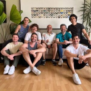 Erik Díaz Instagram - Recibiendo mis 35 años. Un poco de lo que ha sido este mes: 
•1- Festejo y día de torneos, todo salió perfectamente mal para terminar estando perfectamente bien. Un día memorable gracias a mis hermanos @kevinhv @juanpablorch @jorge_seleme 

•2 - Un puntazo en el futgolf ⚽😎

•4- "Hermes con los pies en la tierra" Taller de @odindupeyron aprendiendo a desmitificar la actuación y encontrar nuevos matices de nuestro oficio. 

•5- Haciendo más de lo que me gusta.🥊🔥

•6- A esta edad ya hay que echarse una ayudadita. 😅

•7- Colima, la ciudad de mis amores 🌊🌴🌋