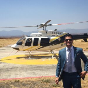 Erik Díaz Instagram - El transporte de hoy 😎
#dejaquesemepaseelmareo  #suit #flight #chopper #hectorsilva @hectorsilvadesigner