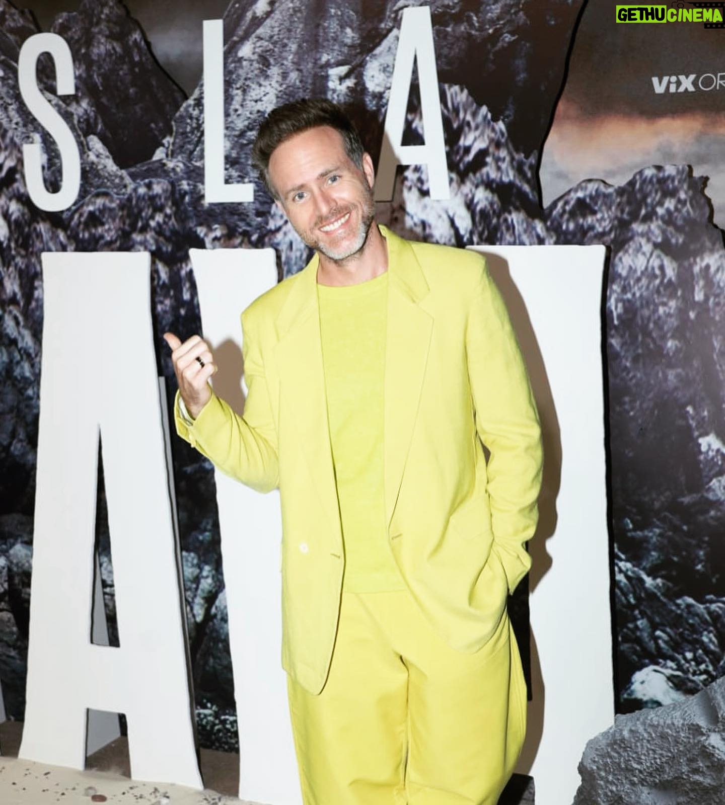 Erik Hayser - 4.1K Likes - Un gusto enorme haber compartido con tanta gente querida la avant- Premiere de #IslaBrava @vix
Gracias @fernandocarrillo @wndrfl_somethingwonderful por este total look de @zegnaofficial 🔥
Gracias a mi equipo de trabajo @colourstalent !