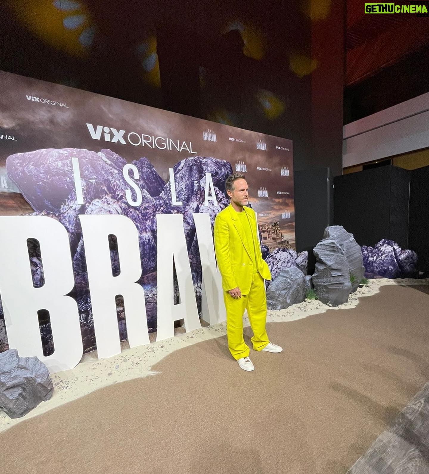 Erik Hayser - 4.1K Likes - Un gusto enorme haber compartido con tanta gente querida la avant- Premiere de #IslaBrava @vix
Gracias @fernandocarrillo @wndrfl_somethingwonderful por este total look de @zegnaofficial 🔥
Gracias a mi equipo de trabajo @colourstalent !