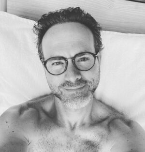 Erik Hayser Instagram - Gracias por regalarnos este libro @equisvelasco Un regalo a futuro para Liam que tuve a bien robar para hacerlo mío. Gracias por el retrato que también se convirtió en espejo. 

"La infancia es una vida tan extensa que la gente la olvida con tal de no tener que llevarla a cuestas".

Por un placer casi masoquista, yo también me niego a permitirme el olvido… 

Pongo esto por aquí, de esta manera…. para que esta realidad alternativa llamada IG invite a que más personas conozcan tu obra. 

Saludos.