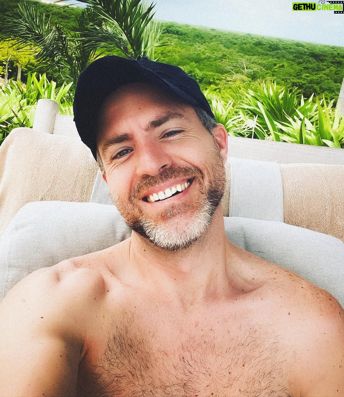 Erik Hayser - 4.1K Likes - La vida es un viaje lleno de aprendizaje, pero por sobre todas las cosas, de instantes para disfrutar!
SONRÍE ya luego encontramos el motivo.