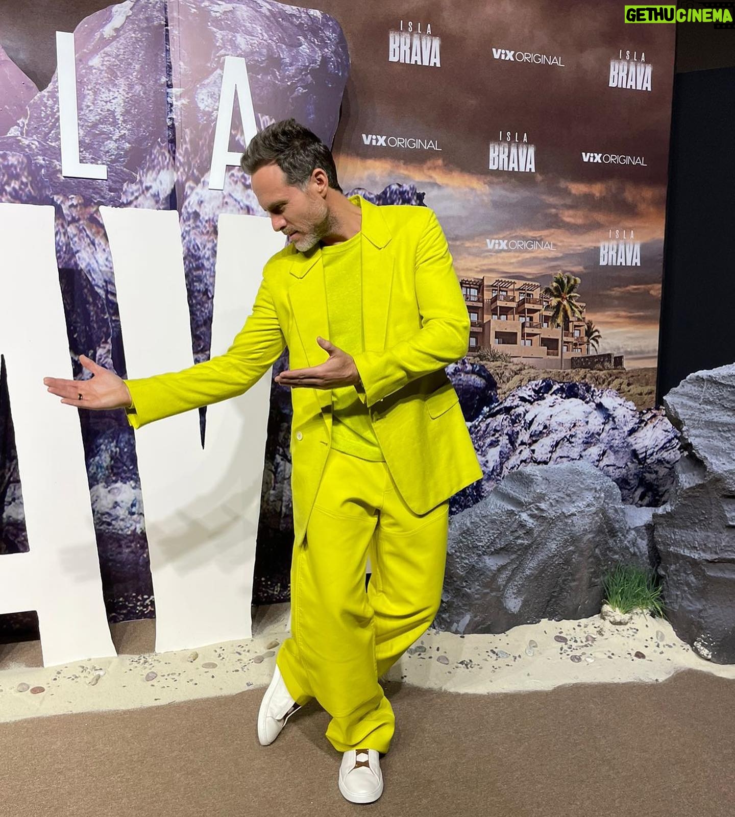 Erik Hayser - 4.1K Likes - Un gusto enorme haber compartido con tanta gente querida la avant- Premiere de #IslaBrava @vix
Gracias @fernandocarrillo @wndrfl_somethingwonderful por este total look de @zegnaofficial 🔥
Gracias a mi equipo de trabajo @colourstalent !