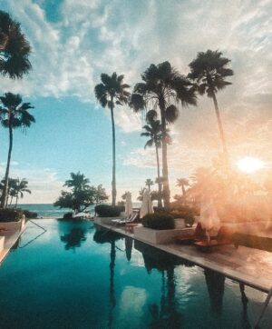 Erik Hayser Instagram - Voy a extrañar este, el lugar de las palmeras, de los atardeceres que abrazan, de la comida que detiene el tiempo, de los instantes que se quedan por siempre. 

Gracias @stregispuntamita por invitarnos a celebrar nuestro aniversario 10 con ustedes y por ser desde ahora una hermosa parte de nuestra historia. 

Gracias a todo el increíble personal por recibirnos con tanta cercanía y cariño. Gracias #Wanda por cada una de tus atenciones. Y especialmente mi gratitud y admiración para ti, querido @eurozaz . 
Me llena de alegría ver como sigues creciendo. Es muy especial lo que han logrado con la comida de cada uno de los restaurantes de este lugar. Eres un crack. Gracias por habernos invitado a conocer tu casa. Regresaremos pronto. 

Gracias vida de mi vida @fernandacga por acompañarme todos los días a comprender lo verdaderamente importante. Te amo.