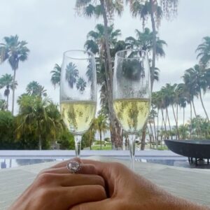 Erik Hayser Instagram - Voy a extrañar este, el lugar de las palmeras, de los atardeceres que abrazan, de la comida que detiene el tiempo, de los instantes que se quedan por siempre. 

Gracias @stregispuntamita por invitarnos a celebrar nuestro aniversario 10 con ustedes y por ser desde ahora una hermosa parte de nuestra historia. 

Gracias a todo el increíble personal por recibirnos con tanta cercanía y cariño. Gracias #Wanda por cada una de tus atenciones. Y especialmente mi gratitud y admiración para ti, querido @eurozaz . 
Me llena de alegría ver como sigues creciendo. Es muy especial lo que han logrado con la comida de cada uno de los restaurantes de este lugar. Eres un crack. Gracias por habernos invitado a conocer tu casa. Regresaremos pronto. 

Gracias vida de mi vida @fernandacga por acompañarme todos los días a comprender lo verdaderamente importante. Te amo.