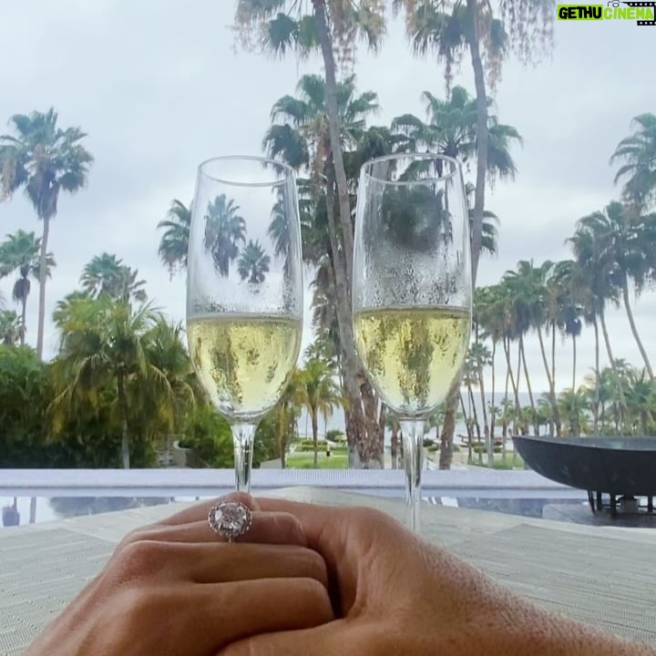 Erik Hayser - 23.9K Likes - Voy a extrañar este, el lugar de las palmeras, de los atardeceres que abrazan, de la comida que detiene el tiempo, de los instantes que se quedan por siempre.
Gracias @stregispuntamita por invitarnos a celebrar nuestro aniversario 10 con ustedes y por ser desde ahora una hermosa parte de nuestra historia.
Gracias a todo el increíble personal por recibirnos con tanta cercanía y cariño. Gracias #Wanda por cada una de tus atenciones. Y especialmente mi gratitud y admiración para ti, querido @eurozaz .
Me llena de alegría ver como sigues creciendo. Es muy especial lo que han logrado con la comida de cada uno de los restaurantes de este lugar. Eres un crack. Gracias por habernos invitado a conocer tu casa. Regresaremos pronto.
Gracias vida de mi vida @fernandacga por acompañarme todos los días a comprender lo verdaderamente importante. Te amo.