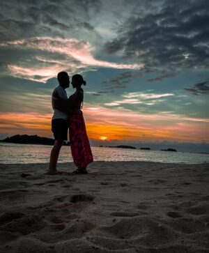 Erik Hayser Instagram - Voy a extrañar este, el lugar de las palmeras, de los atardeceres que abrazan, de la comida que detiene el tiempo, de los instantes que se quedan por siempre. 

Gracias @stregispuntamita por invitarnos a celebrar nuestro aniversario 10 con ustedes y por ser desde ahora una hermosa parte de nuestra historia. 

Gracias a todo el increíble personal por recibirnos con tanta cercanía y cariño. Gracias #Wanda por cada una de tus atenciones. Y especialmente mi gratitud y admiración para ti, querido @eurozaz . 
Me llena de alegría ver como sigues creciendo. Es muy especial lo que han logrado con la comida de cada uno de los restaurantes de este lugar. Eres un crack. Gracias por habernos invitado a conocer tu casa. Regresaremos pronto. 

Gracias vida de mi vida @fernandacga por acompañarme todos los días a comprender lo verdaderamente importante. Te amo.