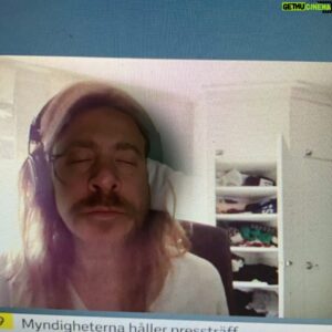 Erik Johansson Instagram - Förlåt för grinig gammal gubbe-ton men det absolut minsta man kan begära av alla dessa okynnes-skypande reportrar som skohornar in sig själva från sina hem i de dagliga pressisarna är att de KAN STÄNGA GARDEROBSDÖRRARNA BAKOM SIG I NATIONELL TV?! Mina ögon blöder Kristove blod 
Reds anm: boomer att säga Skype men stäm mig via snigelpost