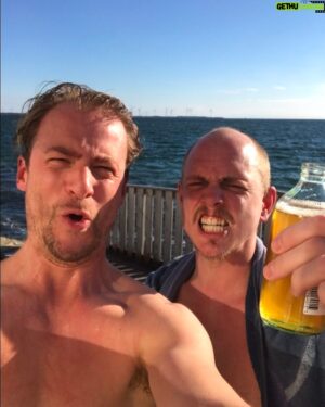 Erik Johansson Instagram - Jag å @ullburgaren har badat i havet. De e 3 grader i luften. Gör matten. Sammanlagda volymen av våra PITTAR får plats i en pingisboll. #ispitt