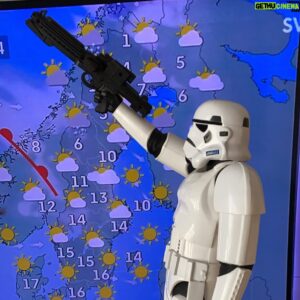 Erik Johansson Instagram - Sen, när barnen gått till skolan, fick jag en till idé att säga ”det ser ut att blåsa upp till Storm, Trooper” men ingen annan är hemma så ingen skrattar. Den här gången heller.