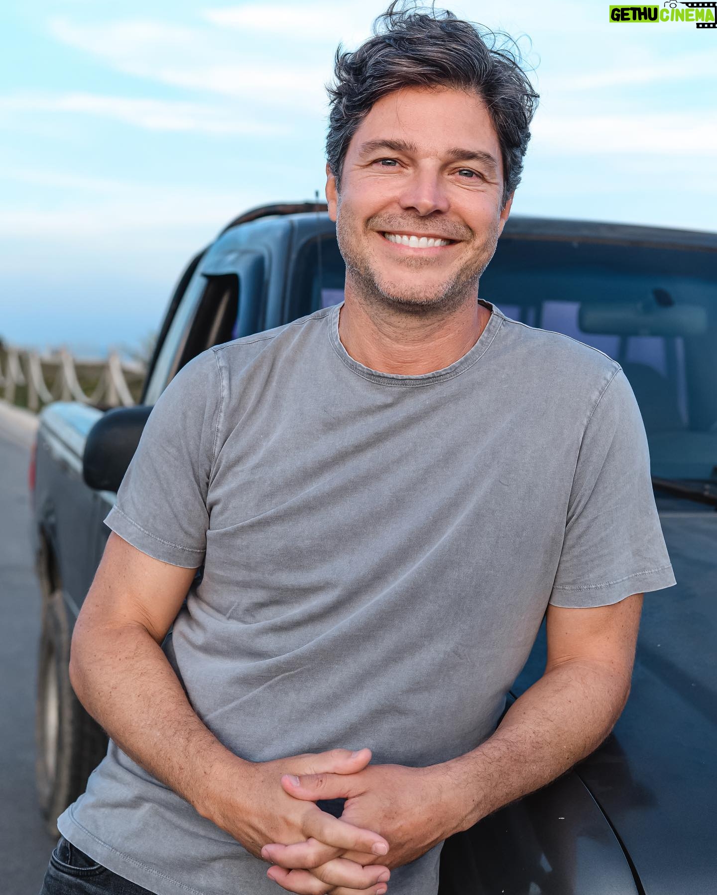 Erik Marmo - 1.5K Likes - Eu com a caminhonete old style do meu pai. 📷 @mariaguiarfotos Me and my old man’s truck.