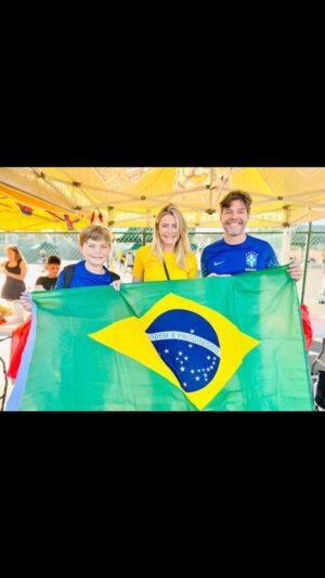 Erik Marmo Instagram - Brazil in Beverly Hills! #multiculturalweek Semana multicultural (Americas) na escola do @nathanmarmo11 essa semana foi muito legal! Canadá, EUA, México Colômbia, Brasil… Dividimos com os alunos um pouco da nossa comida, música e alegria. Eles adoraram! O pão de queijo fez o maior sucesso! 🇧🇷