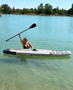 Erika Barkolová Instagram - Leto zahajene 🤟 #lake #slovakia #swimming #paddleboarding #myhome