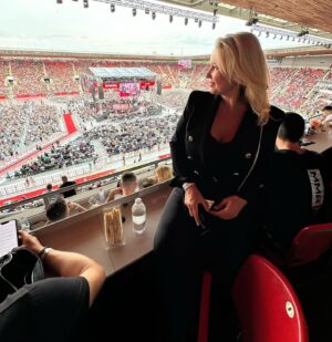 Erika Barkolová Instagram - Odveta zapasu storocia @karlos_terminator_vemola @veghattila @oktagonmma #prague #czechrepublic (ten sendvic nie je moj) 😂😂😂