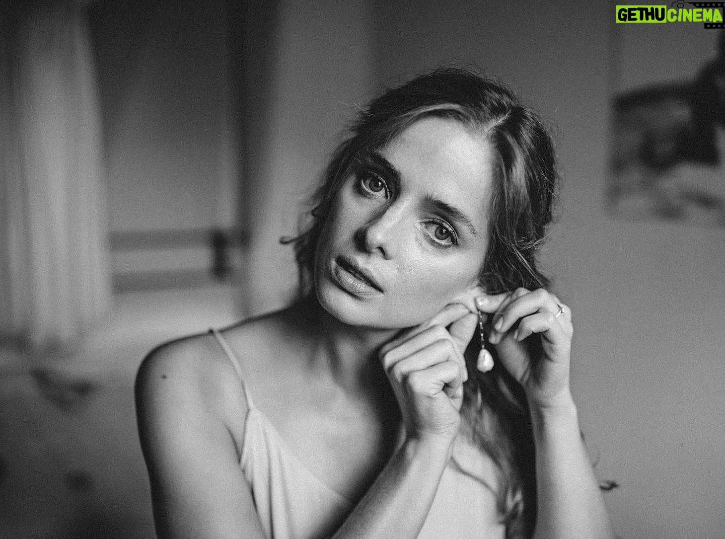 Erika Kaar - 2.9K Likes - I’m posting this photo because my sister likes it a lot- maybe you will too 👻
📸: @andrzejewskipawel