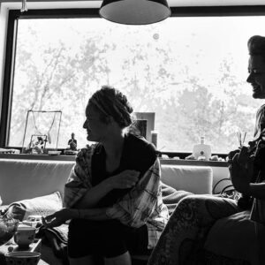 Erika Stárková Instagram - @projekt_doma 
@neuzila_starkovic 
@stepan.hon 

Dekujeme fotografovi Stepanovi za prijemne foceni a zachyceni nas trech , kdyz si spolu hovime a uzivame life... 

Koupi kalendare projektu @projekt_doma prispivate na dobrou vec, aby vsichni meli prijemny odchod ze sveta tam do svetla nahoruuuuuuuu ....

V kalendari je 12 osobnosti zachycenych u nich doma... bez prikras... citlive... pravdive... realne... 

Kalendar muzete zakoupit na www.charitativnikalendar.cz

❤️🙏🏻🌸