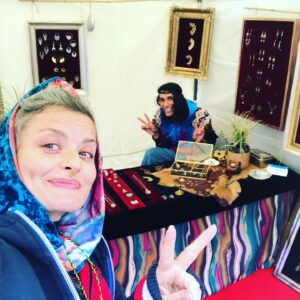 Erika Stárková Instagram - Pozitivní vibrace všem . 
  Tohle je Naše nová značka. Vyrábíme šperky. Stříbro . Kameny z celého světa. Bronz. A recyklujee a přešíváme oblečení.
 Dnes poprvé Praha street. 
  Latinsko americke trhy. Namesti republiky. 

Erika a Chunk a Angela