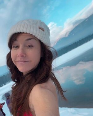 Erin Karpluk Instagram - Game on! Back plunging after cold snap 🧊🧚🏼‍♀️🧊

#coldplunge #alberta #winter #getoutside #myjasper #erinkarpluk #rockies