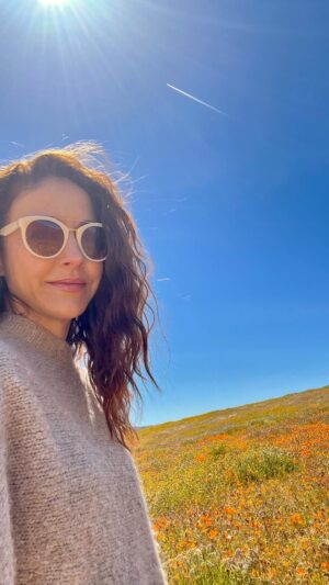 Erin Karpluk Instagram - #poppybloom 🌼🧡🌼🧡🌼
#antelopevalley #california #spring #getoutside