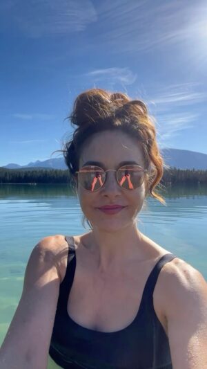 Erin Karpluk Instagram - 🪲🪲🪲

#jaspernationalpark #october #rockies #coldplunge #alberta #erinkarpluk #autumn #lakeanette