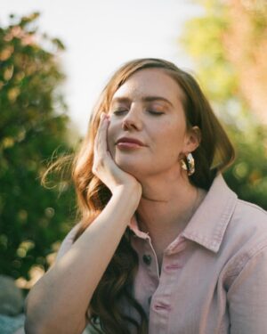 Erin Lee Carr Instagram - my life is a bit unrecognizable to me right now. and i mean that in the best of ways. ever since i was a kid i walked on the sunny side of the street and i find myself literally and figuratively on the sunny side most days. like for everyone who is reading this, turning into who i am today has been difficult. i was drunk and high on the day of my fathers funeral. i’d wake up some mornings with hangovers so bad id need to drink a beer secretly to keep my skull from buzzing too hard. i worked so hard to get sober and a year and a half into it i was diagnosed with an extremely rare lung disorder caused by some sort of exposure to chemicals i never saw. i was in and out of the hospitals for years, all while trying to manage an extremely ambitious career. i found a sweet prince who wanted to take care of me and make me feel safe and we rode out the pandemic together. when covid was done and both he and i and our families were still alive (not the case for all folks) i was relived but desperate to get back to the world but as a result (and many other things) we lost each other. i was single at 34 and i saw my life begin to open up in ways that only could be considered some sort of divine intervention (not god but something with the universe). i was able to move towards scripted with folks i had admired for years. ive been given so many opportunities to work on stories and documentaries i care deeply about. my finances went from stable to earning real income as a “freelance documentary film director,” something pretty unheard of, even now. my lungs did not worsen like the doctors predicted but they stayed the same and even improved just a little which is everything. so as i look at these pictures i cherish being in the sun, just for this moment as we never know when the shade will hit and that is okay, its life after all. may the sun shine on you and yours today.
🎞️: @transnormativity 
hair and makeup: @danyellabee 
shot by A in my backyard on april 15th, 2024.