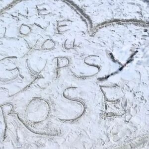 Erin Lee Carr Instagram - tomorrow is a very big day. gypsy rose also know as gyp will be leaving prison. and thus ends a chapter that started with extreme mental, emotional and physical torture for gypsy and ended in the most tragic way with the death of her mother and abuser dee dee blanchard. i saw all of this because of her lawyer Mike Stanfield @mstanfield80 when i made my 2017 documentary Mommy Dead and Dearest and i’ve never been the same since. and against all odds, Gypsy has since found herself in a loving family with her dad @rod.blanchard.18 , mom @kristy_blanchard71 and siblings Dylan and Mia. Gypsy is a survivor. thank you @gypsyrose_a_blanchard for sharing your story with me. i wish you nothing but the best today and can’t wait to see you in person. 

#mommydeadanddearest #theact #münchhausenbyproxy #documentary #gypsyrose