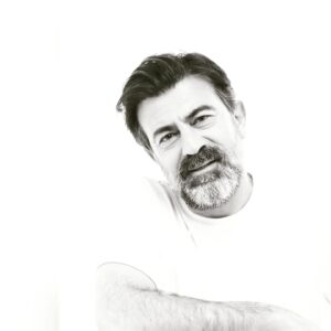 Erkan Bektaş Instagram - #dünyatiyatrolargünü müz kutlu olsun... Tam 34 yıl geçti Ankara Lisesi konferans salonunda dizlerim titreyerek ilk oyunumu oynadığımdan bu güne. Hep keyif aldım mesleğimden en zorlandığım zamanlarda bile. Ömrüm oldukça, dizlerim bu heyecanı yaşamaya elverdikçe kopmaya niyetim yok sahnenin heyecanından. Bana kattığın herşey için teşekkür ederim #tiyatro ...