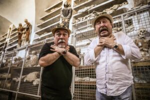 Erkan Can Instagram - Dünyanın en korkunç müzesine gittik.  Yakında YouTube kanalımızda. @guvenkirac @vedatatasoy_landscape #youtube #meseladedik #catacombedeicappuccini #palermo #sicilya #prontotour