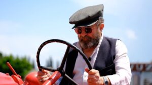 Erkan Can Instagram - Traktör kullanmadık da demeyiz! Shell’in Cumhuriyetimizle yaşıt Türkiye’deki 99 yıllık hikayesinde 85 yıllık bayii Er Ailesiyle birlikte Söke’deydik. Merak eden herkesi bekleriz.
@shellturkiye @guvenkirac #hepileride #shell99yıl #işbirliği