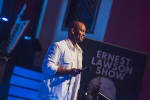 Ernest Lawson Instagram - Arvonta päättynyt! Tuu silti keikalle, ei oo paha hinta elämäsi hauskimmasta illasta😉 Lippuleissönit biosta☝🏾

Stand upia ja livemusaa yhdistävä Ernest Lawson Show: ”Hymypoika” saapuu Helsingin Apolloon kevään päätöskeikalle tasan viikon päästä lauantaina 27.4. Jos et oo tätä huumorihommaa vielä nähnyt, niin SUO-FAKIN-SITTELEN!🤩😆

Oon niin hövelillä tuulella, että arvon nyt kaksi (2) kahden (2) lipun pakettia kaikkien kommentoijien kesken. Kavereiden tägäilyä arvostan myös, mutta se ei oo edellytys osallistumiselle✌🏾 Arvonta suoritetaan huomenna puoleen päivään mennessä!
Instagram ei oo mukana arvonnassa.

#ernestlawsonshow #standup #arvonta @apolloliveclub