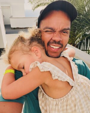 Ernest Lawson Instagram - Ei liene voimakkaampaa luottamuksenosoitusta kuin syliin nukahtanut lapsi🥹❤️

#isintyttö