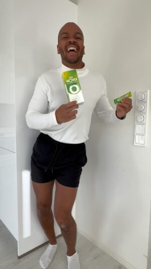 Ernest Lawson Instagram - Kaupallinen yhteistyö   ARVONTA @itsehoitoapteekki

Movex Sport kulkee mulla mukana kätevissä annospusseissa olin sitten salilla, padelissa tai tanssimassa. Se sisältää vitamiineja, elektrolyyttejä ja BCAA-aminohappoja ja on helppo sekoittaa 500 ml vettä. Movex Sport on vähäkalorinen, vegaaninen, ja sopii nautittavaksi erityisesti liikkuessa.

Sisartuotteena puna-oranssista pakkauksesta löytyy Movex Energy. Kyseinen versio sopii nautittavaksi vaikkapa työpäivän aikana, lämpiminä kesäpäivinä tai pitkäksi venyneen illan jälkeen. Movex Energy on tarkoitettu päivittäisen hyvinvoinnin tueksi energiaa lisäämään ja piristämään.

Movex Energy ja Sport sisältää magnesiumia, joka auttaa vähentämään väsymystä ja uupumusta. 

ARVONTA: Tykkää tästä julkaisusta ja kerro kommenteissa oma harrastuksesi, niin voit voittaa Movex-tuotepaketin (arvo n. 52€)

Arvonta suoritetaan keskiviikkona 22.5., ja voittajalle (1) ilmoitetaan henkilökohtaisesti. 

Instagram ei sponsoroi, hallinnoi tai liity arvontaan millään tavalla.

Henkilötietoja luovutetaan kolmannelle osapuolelle ainoastaan kilpailun hallintaa varten. Arpajaisverosta vastaa Orion.

#itsehoitoapteekki #orionpharma #movex #elektrolyytit #arvonta