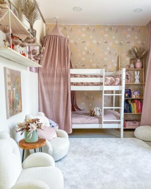 Ernest Lawson Instagram - Kaupallinen yhteistyö @jollyroomfi ja @hoppekids_official 

Meijän tytöt muutti kerrossänkyyn!🥹❤️
Sen myötä heidän uusi yhteinen huoneensa kaipasi kevätpäivityksen, joten minäpoika menin Jollyroomiin sivuille, ja sieltähän löyty vaikka ja mitä! Tarkempi esittelykierros löytyy mun stooreista, mutta erityismaininnan ansaitsee huoneen uusi tähti: @hoppekids_official kerrosänky

Lapsilla on nyt takana viikko yhteisiä unia, ja en tajua miks ei tehty tätä aiemmin!😂

Nukkuuko muiden lapset yhteisessä huoneessa?💕

#isintytöt #kerrossänky #jollyroom #hoppekids