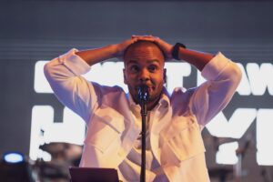 Ernest Lawson Instagram - Arvonta päättynyt! Tuu silti keikalle, ei oo paha hinta elämäsi hauskimmasta illasta😉 Lippuleissönit biosta☝🏾

Stand upia ja livemusaa yhdistävä Ernest Lawson Show: ”Hymypoika” saapuu Helsingin Apolloon kevään päätöskeikalle tasan viikon päästä lauantaina 27.4. Jos et oo tätä huumorihommaa vielä nähnyt, niin SUO-FAKIN-SITTELEN!🤩😆

Oon niin hövelillä tuulella, että arvon nyt kaksi (2) kahden (2) lipun pakettia kaikkien kommentoijien kesken. Kavereiden tägäilyä arvostan myös, mutta se ei oo edellytys osallistumiselle✌🏾 Arvonta suoritetaan huomenna puoleen päivään mennessä!
Instagram ei oo mukana arvonnassa.

#ernestlawsonshow #standup #arvonta @apolloliveclub