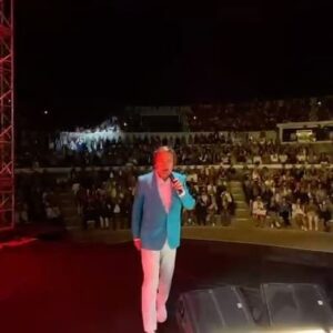 Erol Evgin Instagram - İzmir Kültürpark Açıkhava Tiyatrosu konserimden… 
İzmir’de bana muhteşem bir koro eşlik etti, teşekkür ederim ✨
100. Yıl Marşı “100 Yılda Yüz Akıyla”