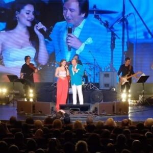 Erol Evgin Instagram - Bostancı Gösteri Merkezi konserimde sürpriz bir konuğum vardı: Başarılı, genç kardeşim Atiye @atiyed .. “Altın Düetler 2” albümümde birlikte seslendirdiğimiz “Tüm Bir Yaşam” isimli şarkıyı sizlerin de muhteşem vokaliyle birlikte seslendirdik.